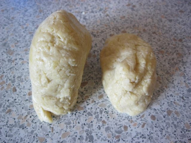 Песочный пирог с творогом и клубничным джемом