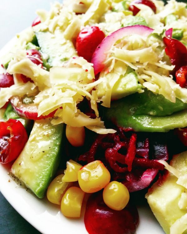 Салат с черешней, авокадо и свеклой по-корейски