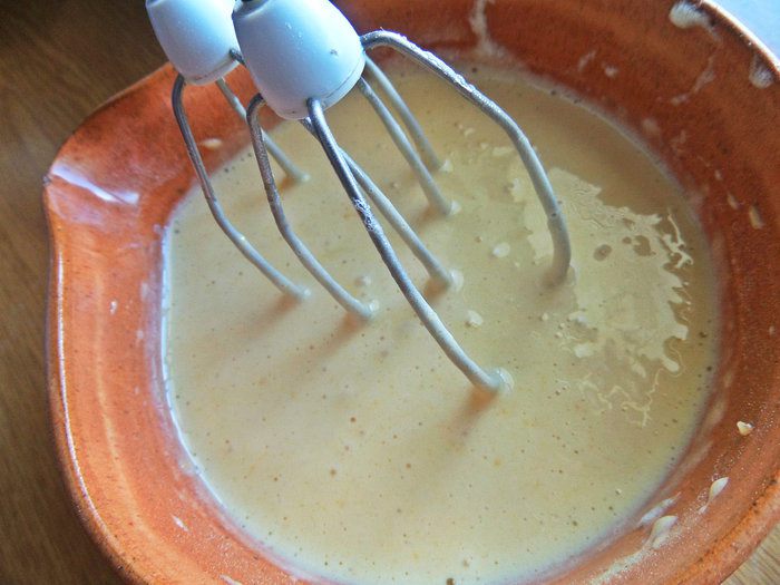 Рулет с творогом и черникой