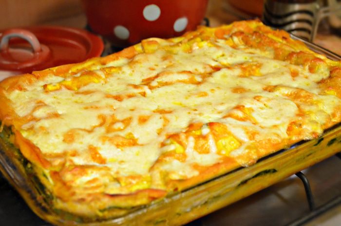 Лазанья из индейки со шпинатом и соусом из тыквы 