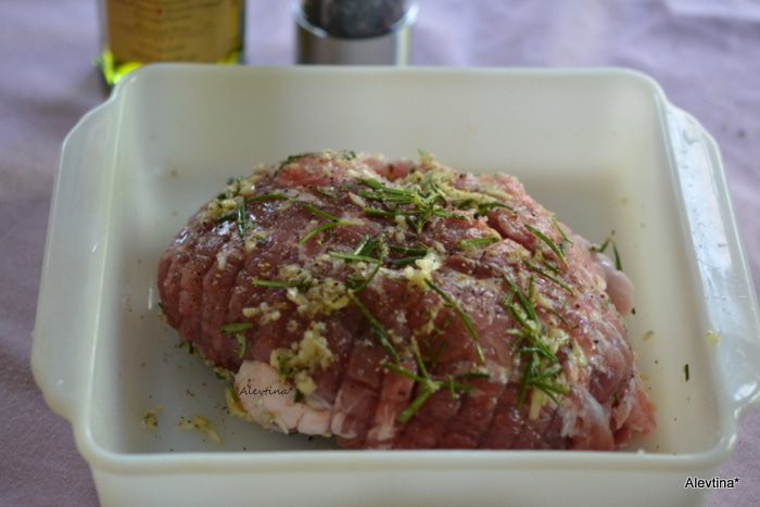 Жаркое из свинины с чесноком и розмарином