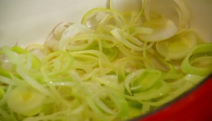 Овощной суп с курицей и яичной лапшой