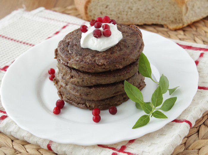 Печеночные оладьи с брусничным соусом