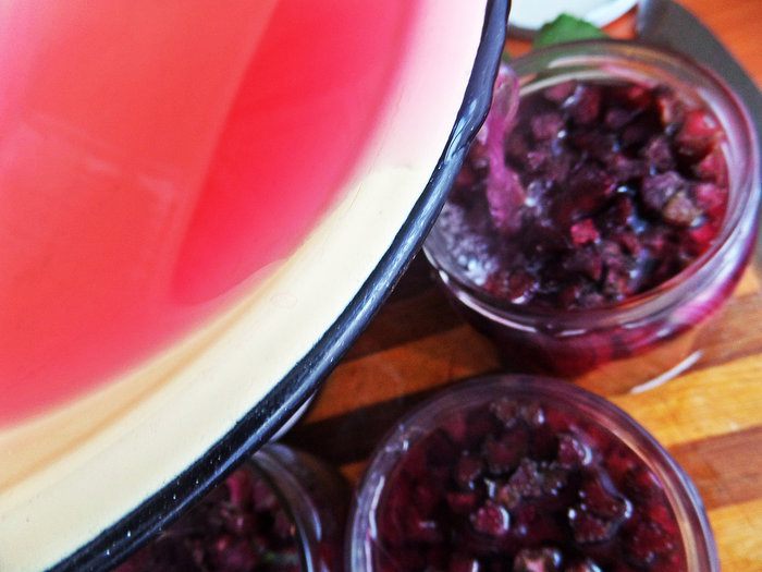 Маринование свекольных стебельков