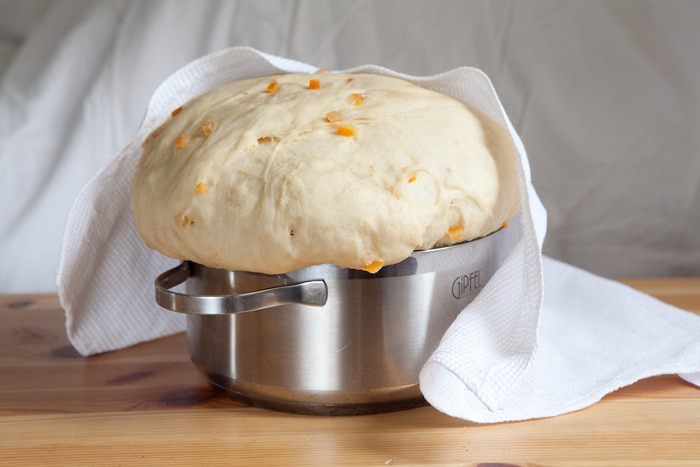 Сливочный кулич с апельсиновыми цукатами