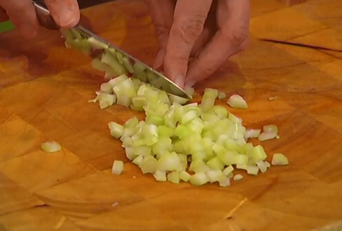 Авокадо с тунцом, сельдереем и помидорами черри 