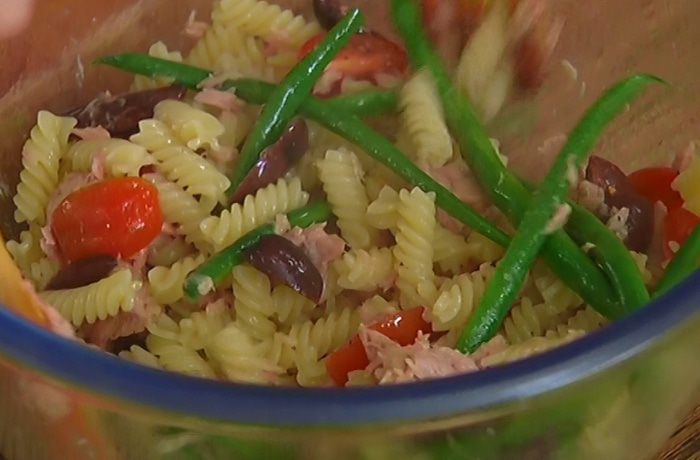 Салат Нисуаз с макаронами и яйцом пашот 