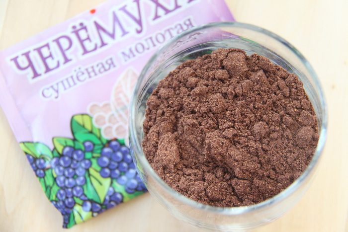 Черемуховый пирог со сливами