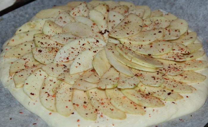 Лепешка с яблоком и сыром