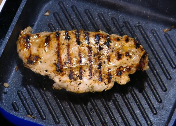Салат из булгура с курицей, цукини и гранатом 