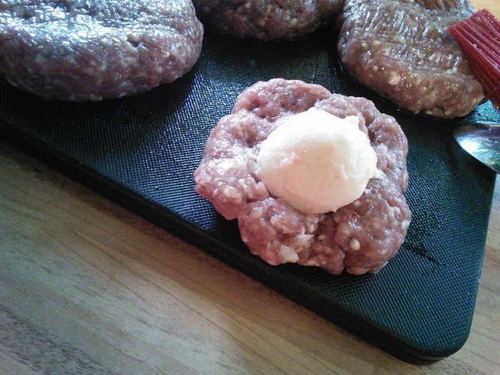 Тефтели в беконе с начинкой из моцареллы