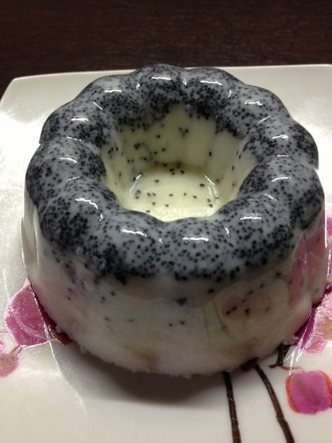 Маковый десерт под соусом из кураги