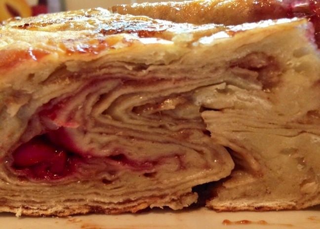 Слоеный пирог-рулет с вишней и корицей на сковороде