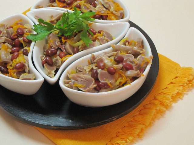 Салат из куриных желудочков с фасолью