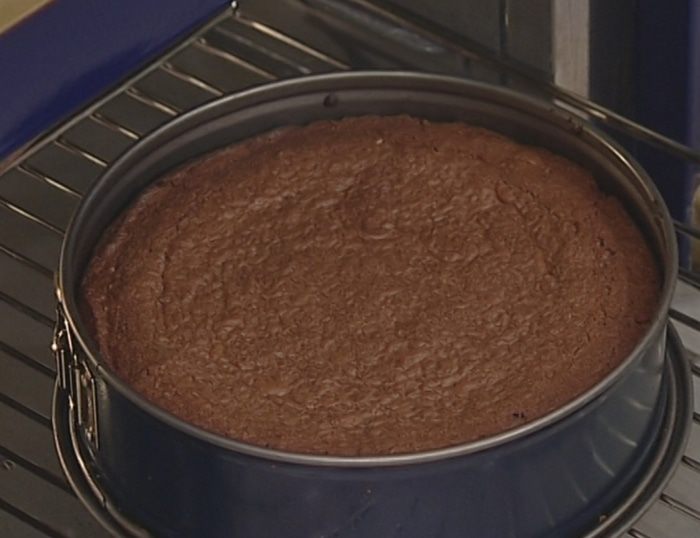 Шоколадный торт с грецкими орехами