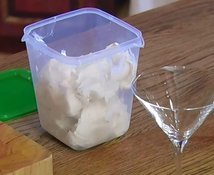 Ванильное мороженое с карамельным соусом и миндальной нугой