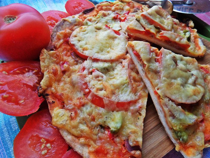 Пицца с курицей и ананасом