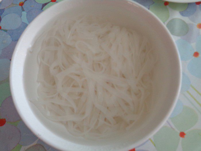 Средиземноморский суп с морепродуктами, рыбой и рисовой лапшой