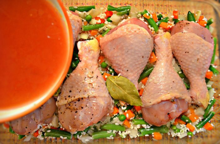 Куриные голени, запеченные с рисом и овощами