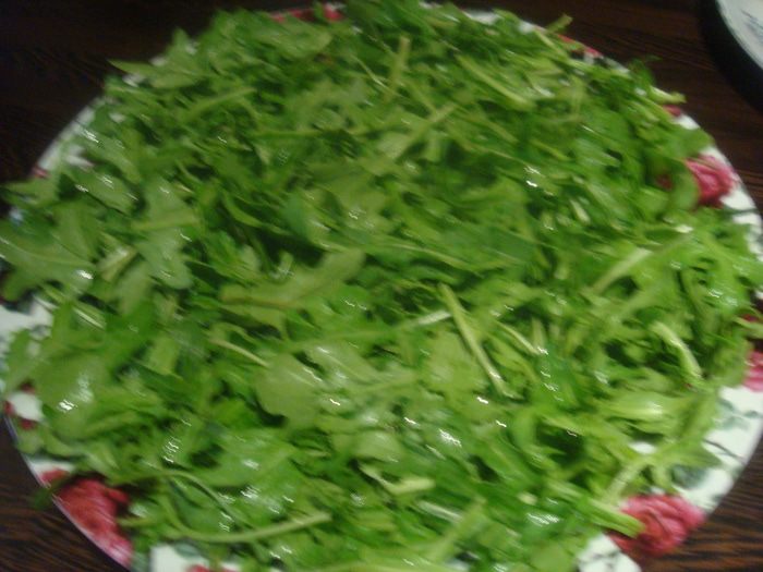 Салат из руколы с чесночной панировкой