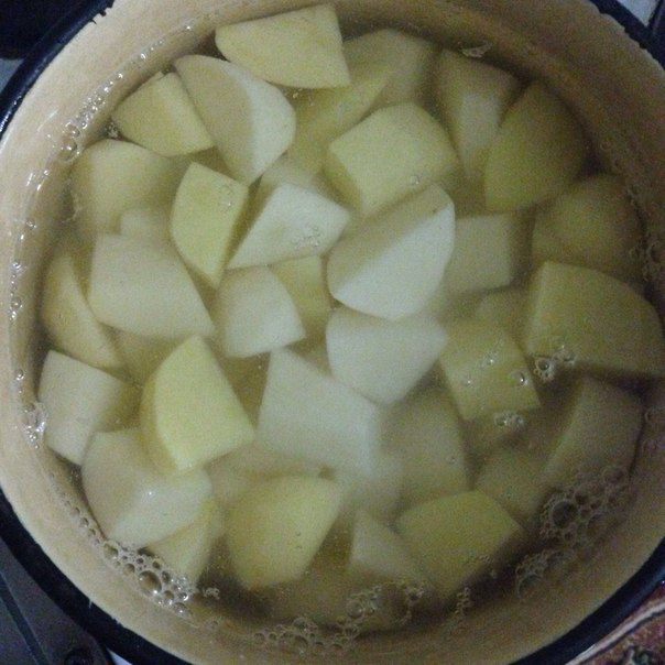Фаршированный гусь, запеченный в духовке с яблоками