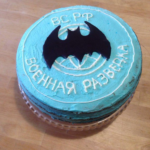 Торт из бисквита с клубничной пропиткой, клубникой и сливками