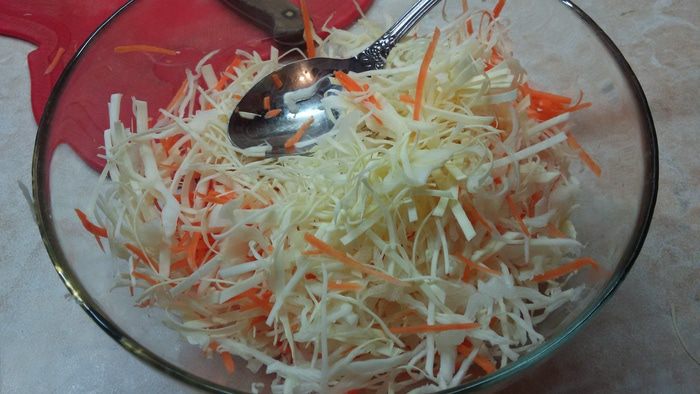 Мясной салат с капустой и морковью