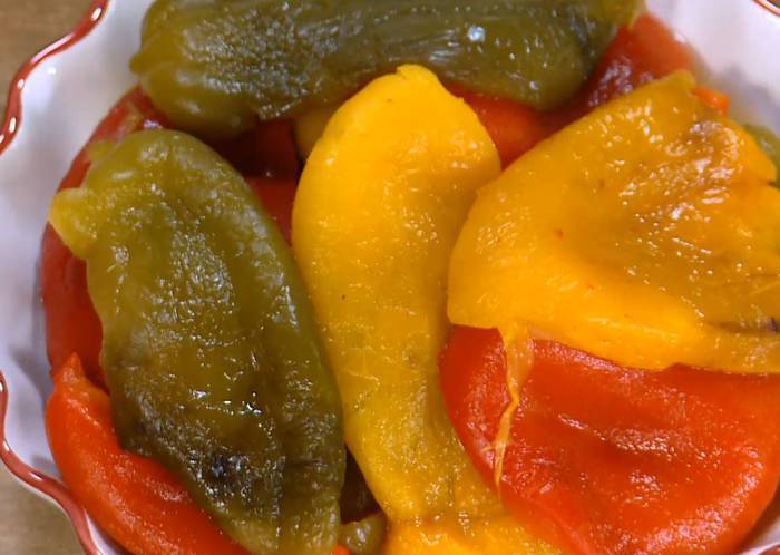 Открытый пирог с запеченным перцем и карамелизированным луком 