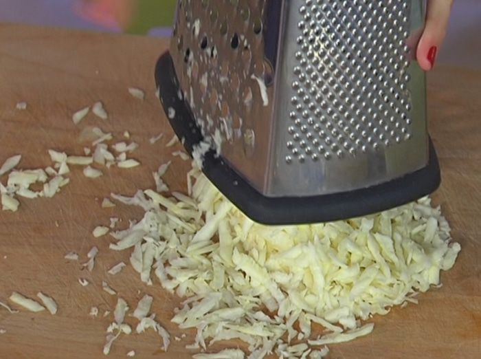 Яблочный пирог с пастернаком и голубым сыром 
