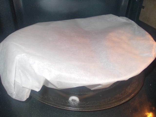 Розовые котлетки под сливочно-грибным соусом