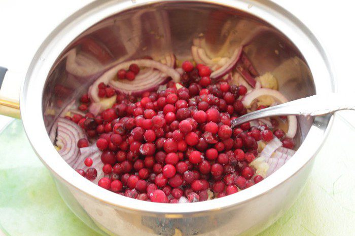 Печеночные оладьи с брусничным соусом