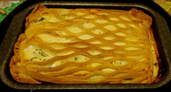 Мясной пирог с тыквой, маринованным огурцом и заливкой из рикотты