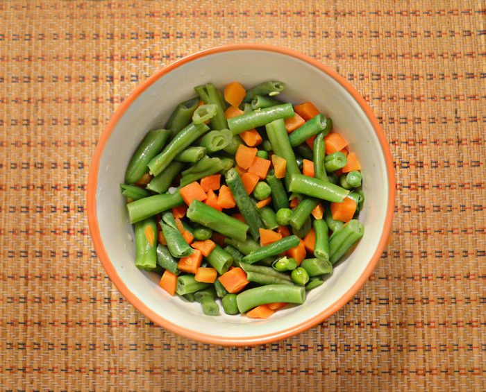 Куриные голени, запеченные с рисом и овощами