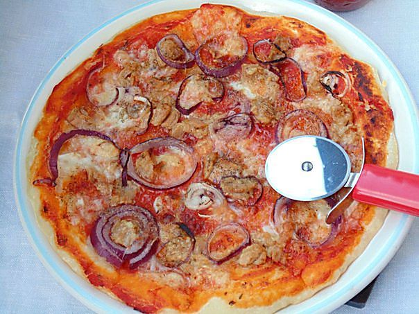 Пицца с тунцом и красным луком