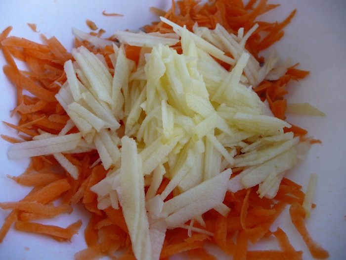 Салат из моркови и яблок с орехами