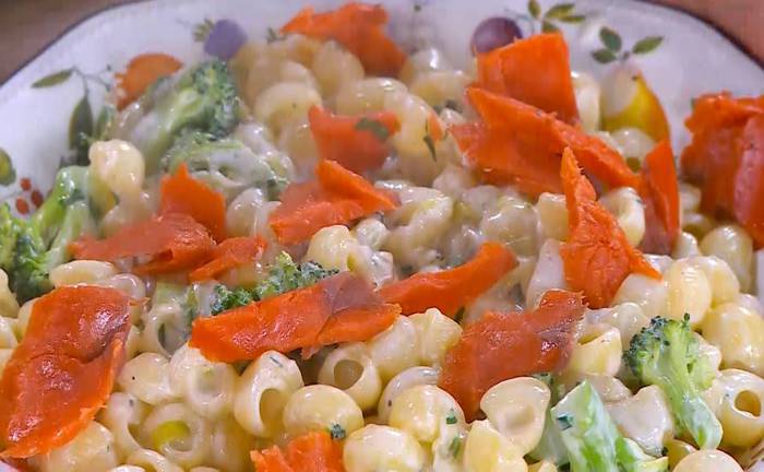 Паста с копченой семгой, пореем и брокколи 