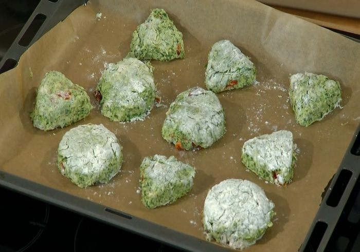 Сконы со шпинатом, помидорами и сыром