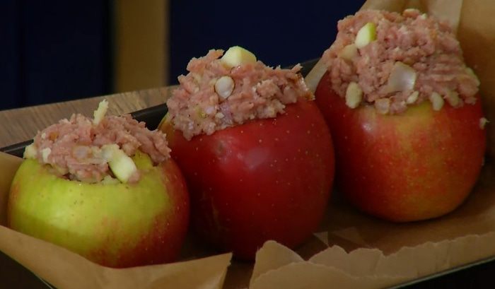 Яблоки, фаршированные телятиной