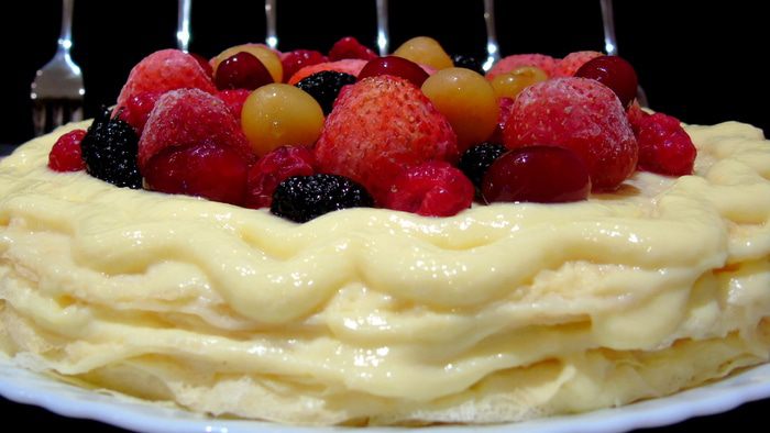 Блинный торт с заварным кремом и ягодами