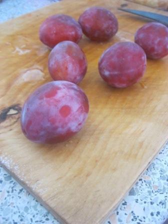 Пряный сливовый пирог на пиве