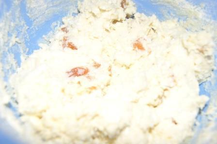 Сырники с курагой и сметанным кремом