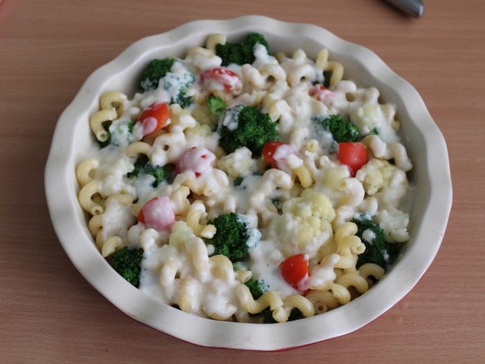Макароны с брокколи под соусом бешамель