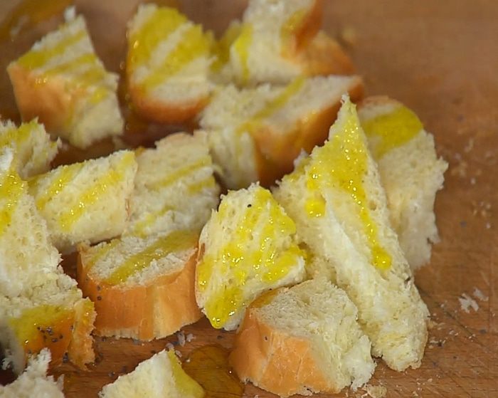 Салат из цикория с яблоком, крутонами и голубым сыром 