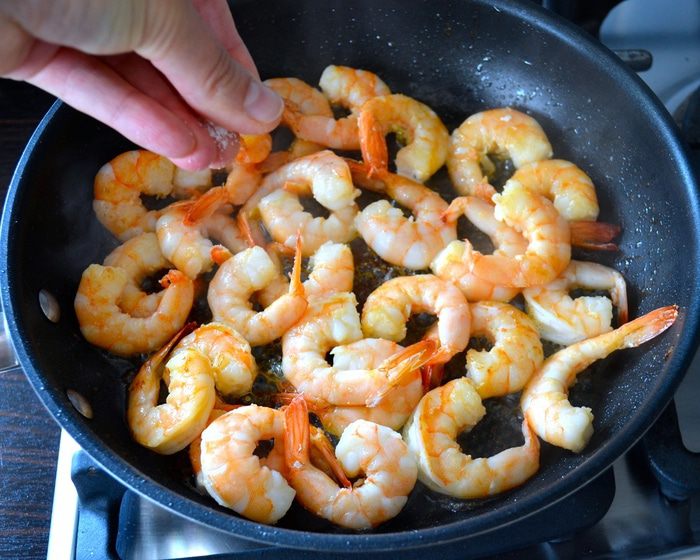Салат с креветками и руколой