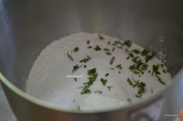 Пицца из песочного теста с клубникой и розмарином