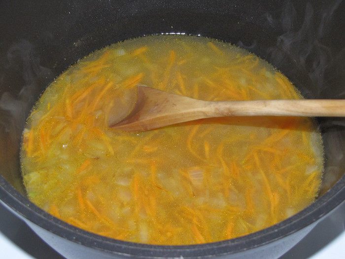 Фунчоза с морским коктейлем и зеленым горошком