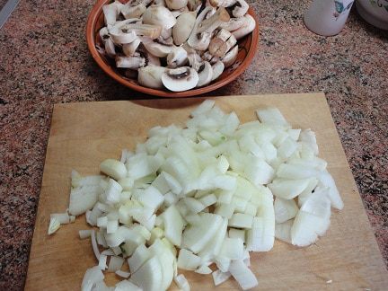 Курица под соусом из шампиньонов
