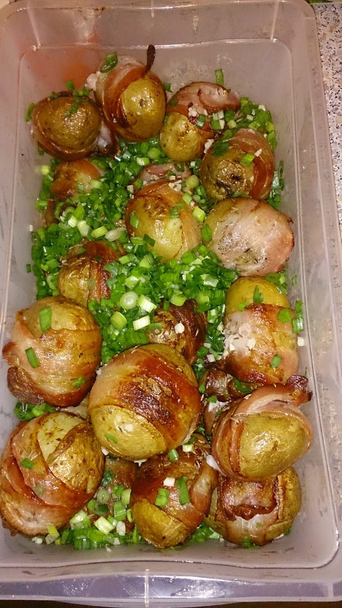 Печеный картофель с беконом, зеленым луком и чесноком