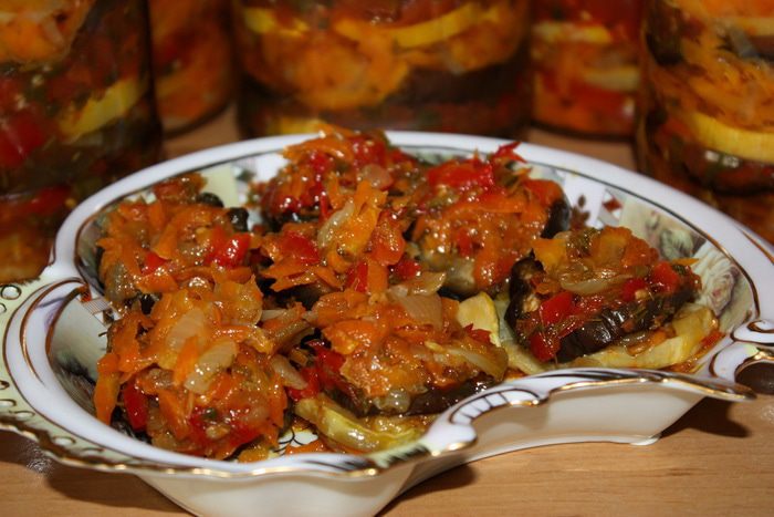 Консервированный салат из баклажанов с кабачками