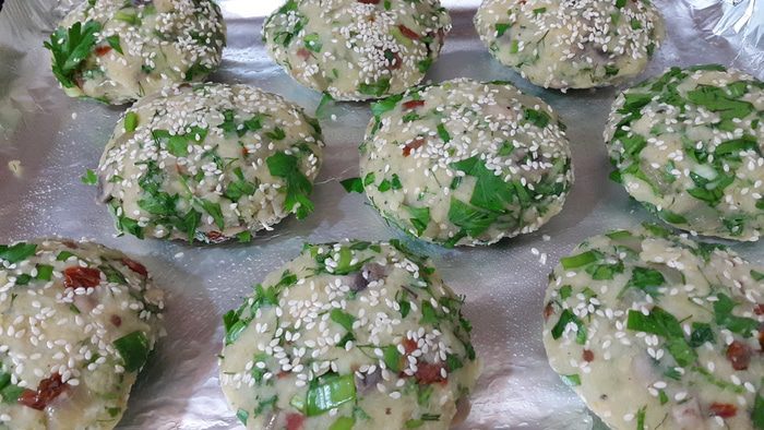 Картофельные биточки с булгуром, грибами и вялеными томатами